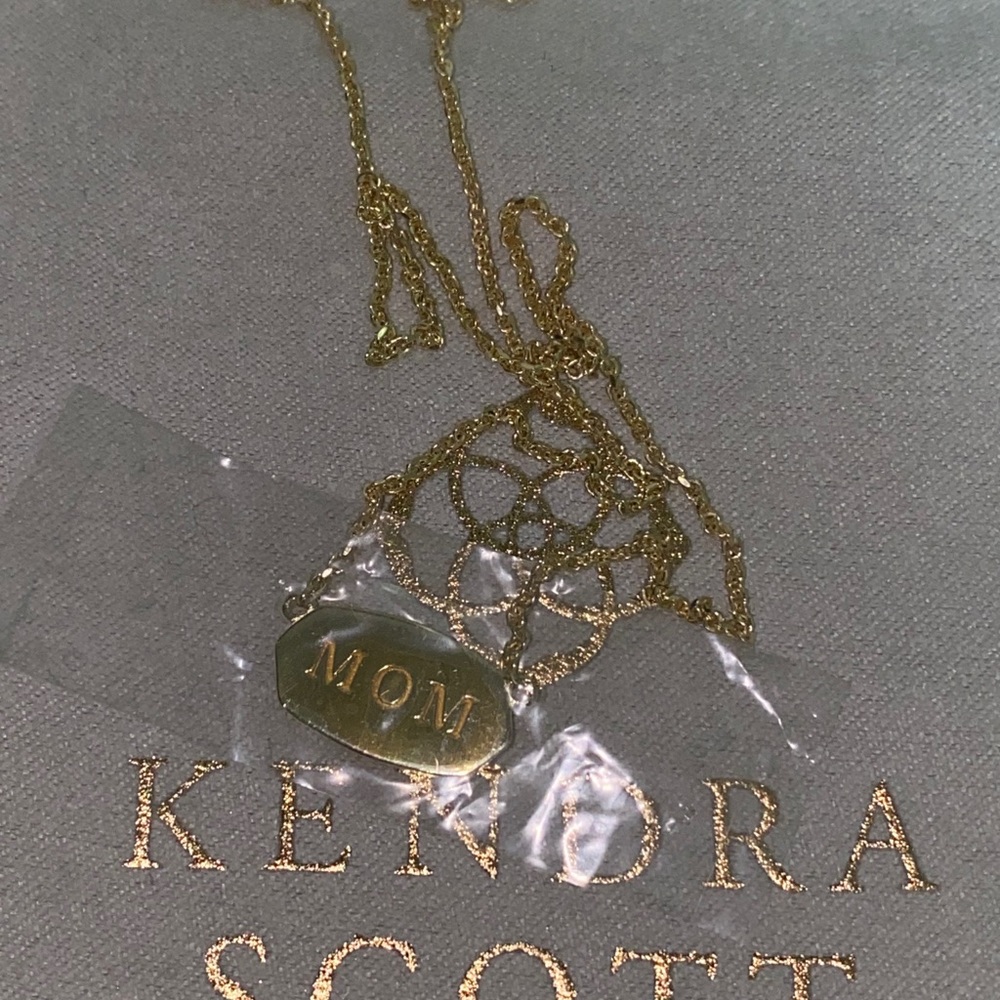 Kendra Scott Mom Necklace in 18k gold